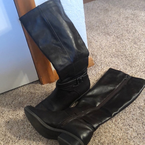 LIKE NEW boots - Picture 1 of 3